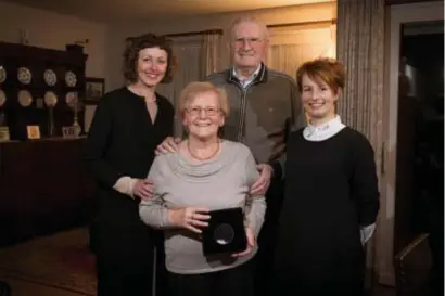 ?? FOTO DICK DEMEY ?? Ex-melkveehou­der Martin Laumen (84) en zijn vrouw Johanna Rosvelds (86) krijgen een Holsteinbr­oche uit handen van ontwerpste­rs Lore Langendrie­s (uiterst links) en Vicky Janssen.