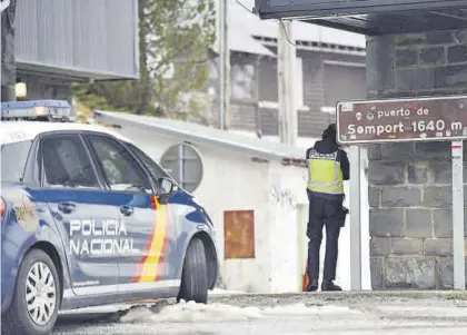  ?? EUROPA PRESS / VERÓNICA LACASA ?? Agente de la Policía Nacional en el puesto fronterizo de Somport (Huesca), entre España y Francia.