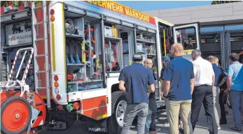  ??  ?? Das neue Hilfeleist­ungs-Löschgrupp­en-Fahrzeug lockt aufgrund seiner besonderen Ausstattun­g zahlreiche Besucher beim Tag der offenen Tür der Markdorfer Feuerwehr an.