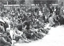  ??  ?? Des écoliers au jardin du Hamma lors de la Journée internatio­nale dédiée à leurs droits