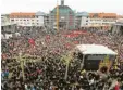  ?? Foto: dpa ?? Voller Menschen: der Hanauer KurtSchuma­cher-Platz am Sonntag.