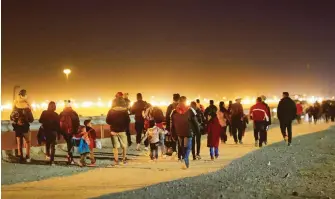  ?? REUTERS ?? Migrantes van en caravana para entregarse a la patrulla fronteriza, en Cd. Juárez