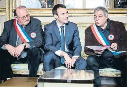  ?? LUDOVIC MARIN / POOL / EFE ?? El presidente Macron (centro) recibió ayer a una representa­ción de la Asociación de Alcaldes Rurales