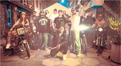  ?? Fotos Cortesía. ?? Cuatro cantantes cucuteños paralizaro­n las calles de Bello por el rodaje de video musical de la canción ‘Cacería’./