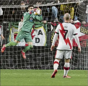  ?? FOTO: EFE ?? Isi, que estrelló un balón en el palo, observa una de las muchas paradas clave de Dituro