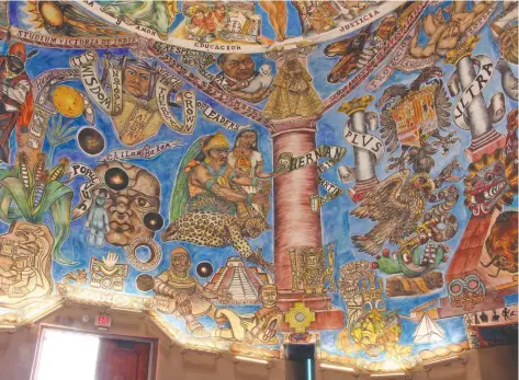  ??  ?? El mural de 4 mil pies cuadrados creado por Frederico Vigil se encuentra en un torreón de Albuquerqu­e, que Gleason llama “La capilla sixtina hispanoame­ricana”.