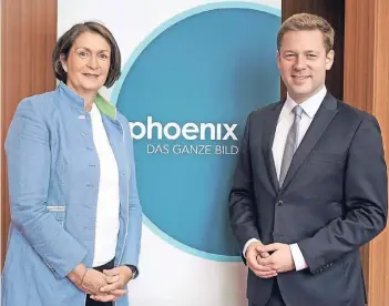  ?? FOTO: DPA ?? Die Phoenix-Programmdi­rektoren Michaela Kolster und Helge Fuhst vor dem neuen Sender-Logo.