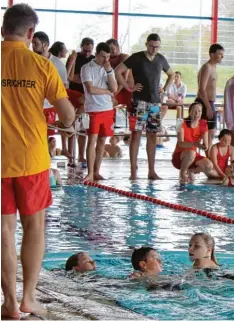  ?? Fotos: Ulrike Walburg ?? Zwei Retter arbeiten im Team. Sie nehmen im Wasser einen „Rettling“in ihre Mitte und bringen diesen sicher an das Ufer.