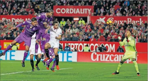  ??  ?? ERROR CLAVE. Keylor no se decidió a salir a por el balón en la jugada en la que Sergio Ramos marcó en propia meta. Fue el empate sevillista.