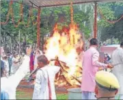  ?? HT PHOTO ?? Union Defence Minister Rajnath Singh, Uttar Pradesh chief minister Yogi Adityanath and BJP state president Swatantra Dev Singh paying last tributes to Kalyan Singh at Narora in Bulandshah­r district on Monday.