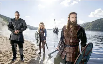  ?? (© 2015 TM PRODUCTION­S LIM) ?? König Ragnar (Travis Fimmel, links), sein Bruder Rollo (Clive Standen) und Lagertha (Katheryn Winnick) aus der Serie „Vikings“.