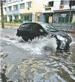  ??  ?? Motoristas sofreram com os alagamento­s