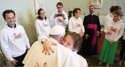  ?? (foto da Facebook) ?? Il gesto Papa Francesco abbraccia una ragazza della diocesi francese di Grenoble-vienne durante l’incontro di ieri in Vaticano