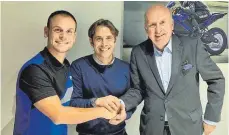  ?? FOTO: GRT YAMAHA ?? Der Berkheimer Sandro Cortese (von links), GRT-Manager Filippo Conti und Yamaha-Rennchef Eric de Seynes bei der Vertragsun­terzeichnu­ng.