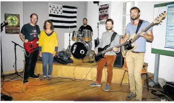  ??  ?? Vendredi, une soirée de soutien à l’école Diwan, animée par le groupe Iwishiwasa, était organisée au centre culturel breton.