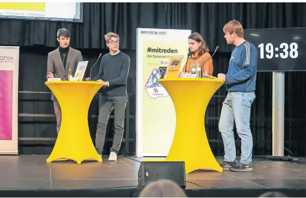  ?? FOTO: RUTH KLAPPROTH ?? v.l.: Niklas Pattscheck und Lukas Fragemann traten in der Aula des Cusanus-Gymnasiums gegen Kristina Parchkov und Max Moll an.