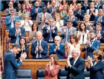  ??  ?? El presidente en funciones de España, Pedro Sánchez (izquierda), ayer luego de hablar en el Parlamento, en Madrid.