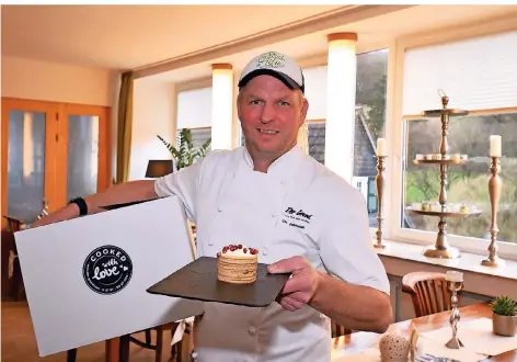  ?? FOTOS: JÜRGEN MOLL ?? Vor dem Lockdown wäre das Nougatmous­se im Baumkuchen­mantel auf der Schieferpl­atte serviert worden. Jetzt kommt es in einer X-Mas-Box.