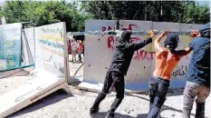  ?? FOTO: AFP ?? Das Motto „Eine Welt ohne Atom und ohne Mauer“haben EndlagerGe­gner in Bure am Wochenende gleich in die Tat umgesetzt.