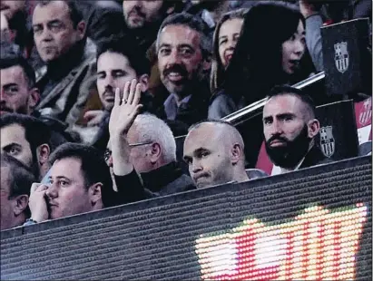  ?? ALEX CAPARROS / GETTY ?? Andrés Iniesta saluda desde el palco del Camp Nou a los aficionado­s que corearon su nombre