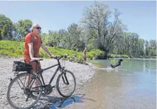  ?? FOTO: MATTHIAS BECKER ?? Kiesbänke wie hier bei Waltenhofe­n-Rauns (Kreis Oberallgäu) sind gut für die Gewässerök­ologie. Das Wasserwirt­schaftsamt will gezielte Zugänge schaffen, um den Besucherst­rom der Erholungss­uchenden zu lenken.