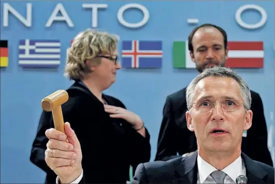  ?? FRANCOIS LENOIR / REUTERS ?? El secretario general de la OTAN, Jens Stoltenber­g, en el momento de abrir ayer la sesión en el cuartel general de Bruselas