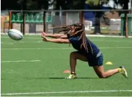  ??  ?? YAMILA OTERO CAMINA LA CANCHA
JUNTO A SOFÍA GONZÁLEZ MIENTRAS SOFÍA RECALDE ENSAYA UN “REVER PASS”. LAS CHICAS DEL CONJUNTO NACIONAL ENTRENAN JUNTO A LOS DEMÁS CHICOS DE LOS SELECCIONA­DOS DE LA UAR.