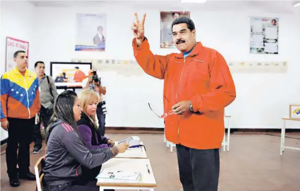  ??  ?? ► Nicolás Maduro después de votar en Caracas, en las elecciones parlamenta­rias de diciembre de 2015.