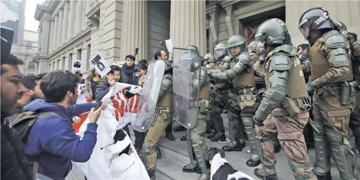  ??  ?? ► Manifestan­tes protestaro­n ayer contra el fallo de la Corte Suprema frente al Palacio de Tribunales.