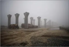  ?? DAI SUGANO — BAY AREA NEWS GROUP ?? Support pillars for the state’s controvers­ial High-Speed rail are seen in the morning fog on Jan. 11 in Hanford.