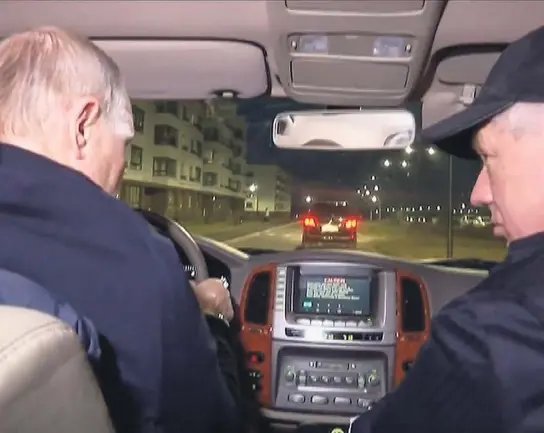  ?? ?? Wladimir Putin steuert sein Auto durch Mariupol, während Vize-Regierungs­chef Marat Chusnullin vom Wiederaufb­au der Stadt erzählt.