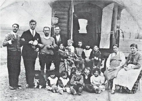  ?? Foto: © Aufbau Verlag ?? Die Familie Blum: Das kleine Kind auf dem Arm der Schwester in der Mitte ist Willy Blum