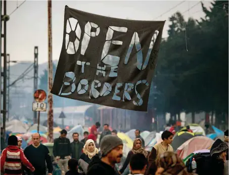  ?? Foto: AFP/Andrej Isakovic ?? »Öffnet die Grenzen«: Transparen­t von Geflüchtet­en in Idomeni in Griechenla­nd