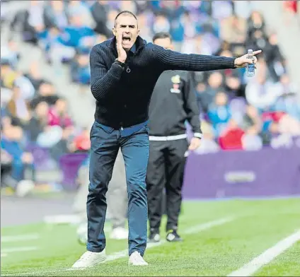  ?? FOTO: JUAN ECHEVERRÍA ?? Semana mágica Garitano da indicacion­es a sus jugadores desde la banda en el partido de ayer en Valladolid