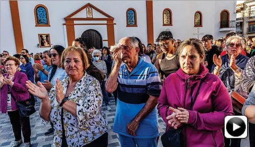  ?? CARLOS GARCÍA POZO ?? Los vecinos de Huétor Tájar, el lunes por la tarde, durante el minuto de silencio en condena por lo sucedido.