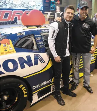  ?? PHOTO DIDIER DEBUSSCHER­E ?? Accompagné de Martin D’anjou, promoteur du Salon Auto Sport de Québec, le pilote québécois Alexandre Tagliani a procédé hier au dévoilemen­t de sa nouvelle voiture inscrite à la Série NASCAR Pinty’s en 2018.