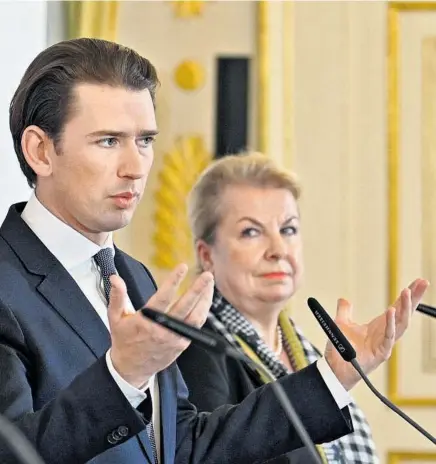  ??  ?? ÖVP-Chef und Ex-Kanzler Sebastian Kurz und Sozialmini­sterin Beate Hartinger-Klein (FPÖ) hatten sich Anfang des Jahres auf eine Reform der Mindestsic­herung geeinigt: auf die neue Sozialhilf­e. Im Juni trat die umstritten­e Neuregelun­g in Kraft – als Türkis-Blau bereits gescheiter­t war.