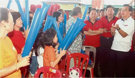  ??  ?? Meeting the crowd: Liow speaking with those who attended the carnival at SJK (C) Yu Ying in Semabok.