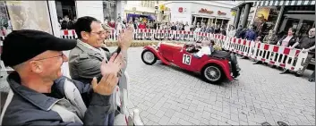  ?? BILD: TORSTEN VON REEKEN ?? Erlebnis für Augen, Ohren und die Nase: Beim City Grand Prix gehen die mehr als 100 Oldtimer auf einen Rundkurs durch die Innenstadt.