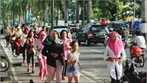  ?? LOMBOK POST/JPG ?? HARI KARTINI: Dengan baju kebaya, para perempuan berlari di jalanan Kota Mataram.