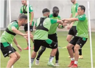  ?? // MANUEL GÓMEZ ?? Joaquín, Fekir, Sabaly y Guardado, en un entrenamie­nto