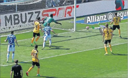  ??  ?? FALTÓ EFICACIA. El gol rondó en ambas porterías, como en esta ocasión en la que el balón sale rozando la meta de Kameni.