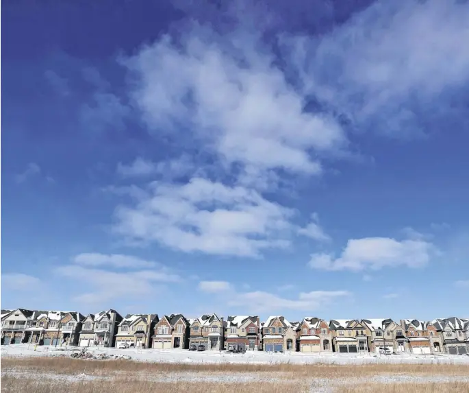  ?? MARK BLINCH ■ REUTERS ?? A row of houses in a subdivisio­n in East Gwillimbur­y, Ont.