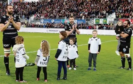  ??  ?? Photos Diarmid Courrèges Pour leur dernier match de leur carrière, Arnaud Mela, Jean-Baptiste Péjoine et Guillaume Ribes étaient au centre de toutes les attentions. Et ils quittent le CABCL sur une victoire !