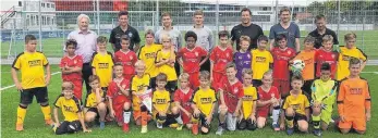  ?? FOTO: PRIVAT ?? Die E-Junioren des FC Mengen samt Betreuer freuen sich über einen abwechslun­gsreichen Tag beim VfB.