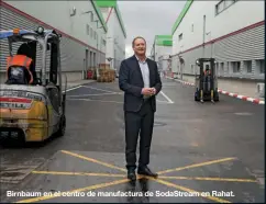  ??  ?? Birnbaum en el centro de manufactur­a de Sodastream en Rahat.