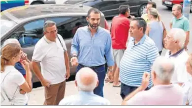  ??  ?? El alcalde, en una visita a los vecinos de Nueva Andalucía antes del estado de alarma por la COVID.