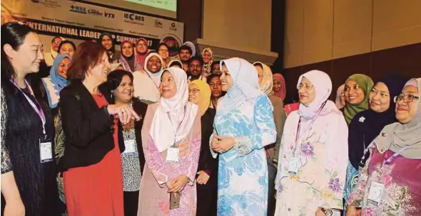 ?? PIC BY NURUL SYAZANA ROSE RAZMAN ?? Tan Sri Shahrizat Abdul Jalil (centre, in blue) at the launch of the Women In Engineerin­g Internatio­nal Leadership Summit 2017 in Kuala Lumpur yesterday.