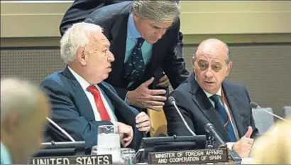  ?? EDUARDO MUNOZ ALVAREZ / EFE ?? Margallo y Fernández conversan con el jefe de la misión española ante la ONU, Román Oyarzun