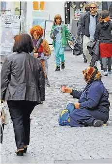  ?? FOTO: BECKER&BREDEL ?? Acht bis zehn Armutsbett­ler sind nach Schätzunge­n der Polizei in der Saarbrücke­r Innenstadt unterwegs.